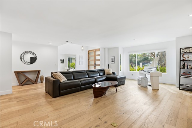 Detail Gallery Image 4 of 36 For 22637 Erwin St, Woodland Hills,  CA 91367 - 6 Beds | 5/1 Baths