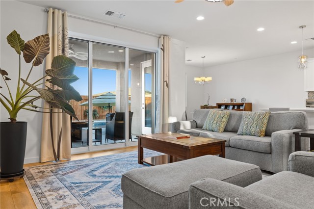 Detail Gallery Image 11 of 51 For 7702 Canyon Trail Ave, Bakersfield,  CA 93313 - 4 Beds | 2/1 Baths