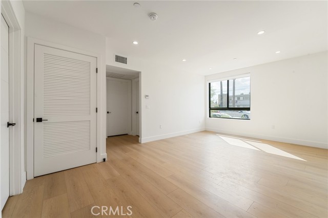 Detail Gallery Image 9 of 14 For 7510 Sepulveda Bld #101,  Van Nuys,  CA 91405 - 2 Beds | 2 Baths