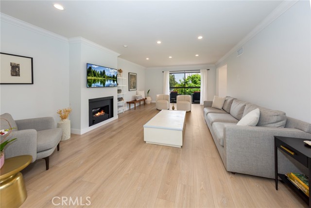 Detail Gallery Image 4 of 20 For 635 E Elmwood Ave #201,  Burbank,  CA 91501 - 3 Beds | 2 Baths