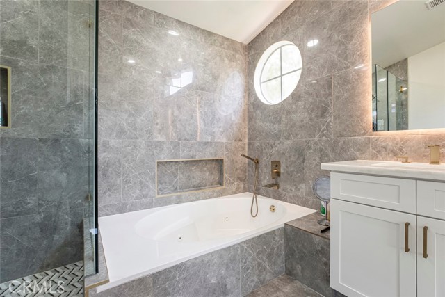 20128 Cavern Court, Saugus CA: https://media.crmls.org/medias/57bf2780-e6b9-4df9-a20d-ee4c769e801e.jpg