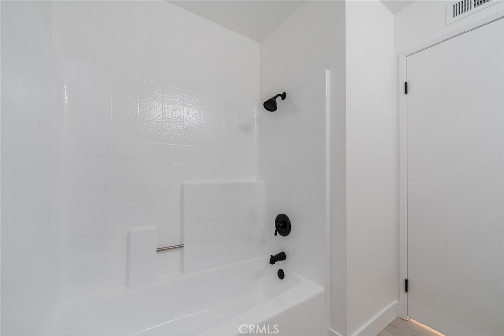 https://media.crmls.org/medias/57bfeb9c-ca59-477d-8447-70a151e2234a.jpg?preset=X-Large