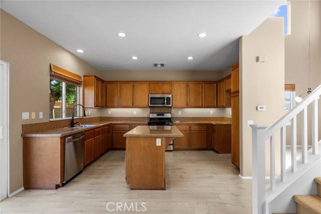 19316 Sidani Lane, Saugus CA: https://media.crmls.org/medias/57c1aea8-99d5-48f8-a5da-e39d3cb4e592.jpg