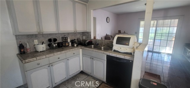 Detail Gallery Image 4 of 11 For 2912 W 30th, Los Angeles,  CA 90018 - 2 Beds | 2 Baths