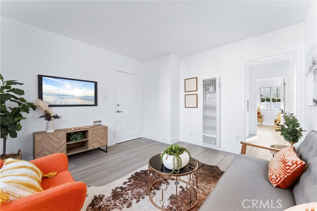 765 Loma Avenue, Long Beach CA: https://media.crmls.org/medias/57c8e15d-cb29-48ee-b5db-7310162db532.jpg