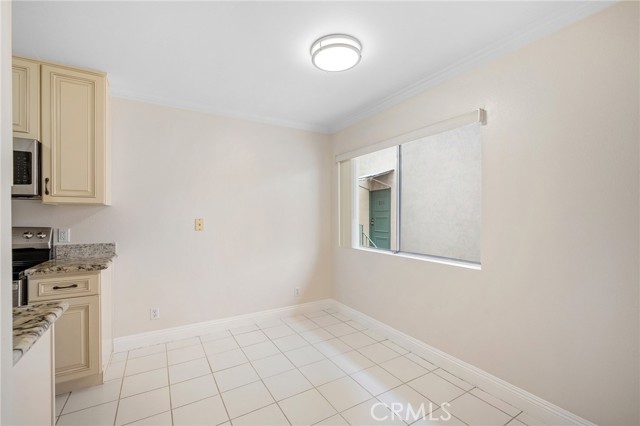 Detail Gallery Image 9 of 28 For 121 Sinclair Ave #206,  Glendale,  CA 91206 - 2 Beds | 2 Baths