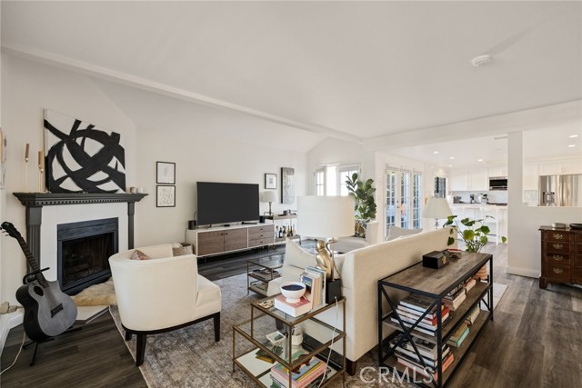 Detail Gallery Image 3 of 36 For 240 S Broadway #2,  Redondo Beach,  CA 90277 - 3 Beds | 2/1 Baths