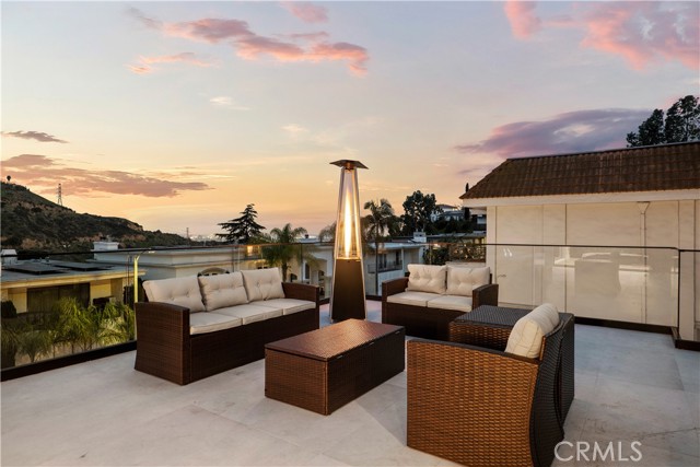 Detail Gallery Image 13 of 30 For 2369 Jupiter Dr, Los Angeles,  CA 90046 - 4 Beds | 4 Baths