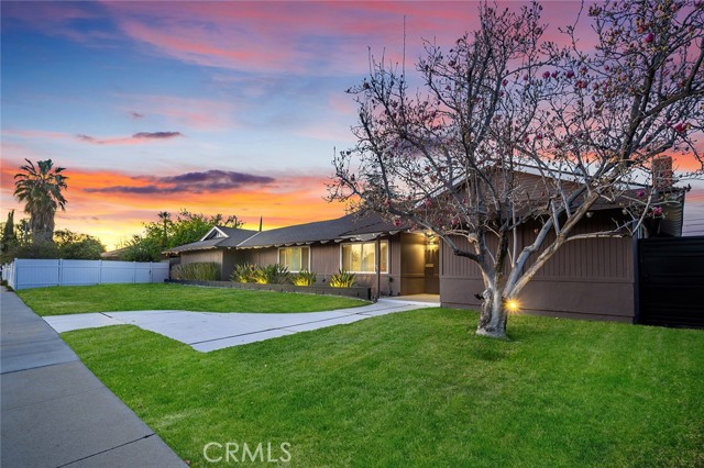 Detail Gallery Image 1 of 15 For 22349 Vanowen St, Canoga Park,  CA 91303 - 3 Beds | 2 Baths