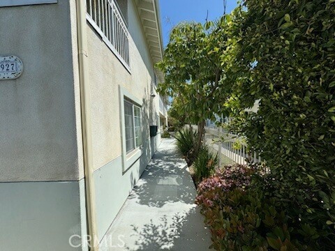1927 Cloverfield Boulevard, Santa Monica CA: https://media.crmls.org/medias/57cc97d9-1bfa-4277-8e78-e44af4e8c469.jpg