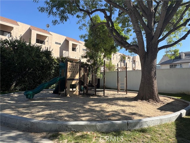 Detail Gallery Image 30 of 32 For 18619 Collins #F29,  Tarzana,  CA 91356 - 2 Beds | 2 Baths