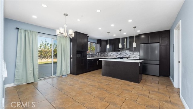 Detail Gallery Image 10 of 39 For 17036 La Vida Ct, Fontana,  CA 92337 - 4 Beds | 2/1 Baths