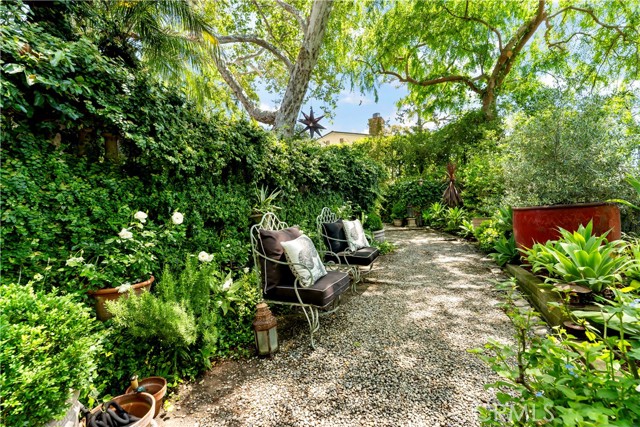 302 W Carter Avenue, Sierra Madre CA: https://media.crmls.org/medias/57d30042-1f46-40e4-81ef-fe338bbc987f.jpg