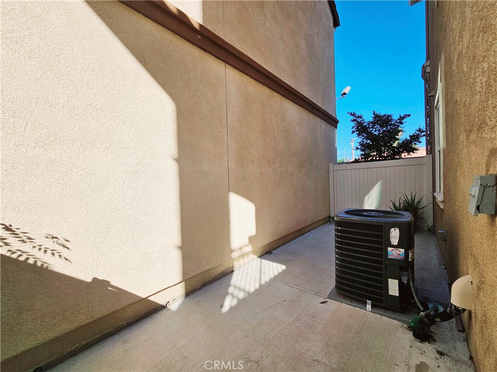 https://media.crmls.org/medias/57d4927d-573a-451b-ac33-04da0c069bc8.jpg?preset=X-Large