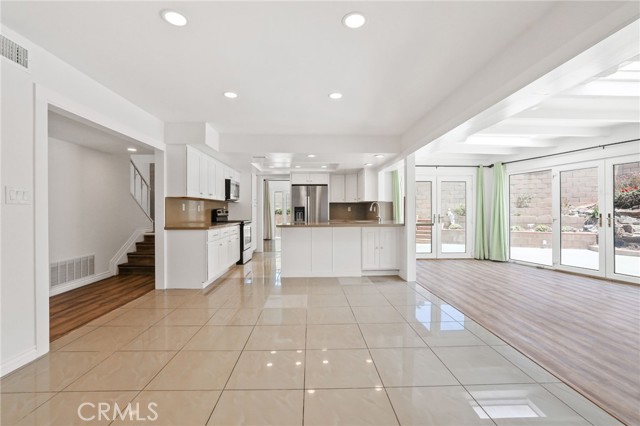 Detail Gallery Image 9 of 27 For 19382 Weymouth Ln, Huntington Beach,  CA 92646 - 4 Beds | 3 Baths