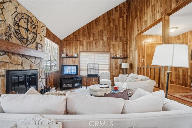 Detail Gallery Image 5 of 68 For 31051 Wild Oak, Running Springs,  CA 92382 - 3 Beds | 2/1 Baths