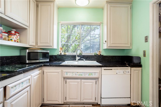 6402 Graves Avenue, Van Nuys CA: https://media.crmls.org/medias/57d7bf9e-3a50-44d9-bcdc-a1e93002a655.jpg