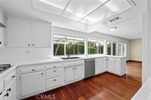 9882 Kings Canyon Drive, Huntington Beach CA: https://media.crmls.org/medias/57d91926-d6e3-48cb-bd55-10c5cc67c1b3.jpg