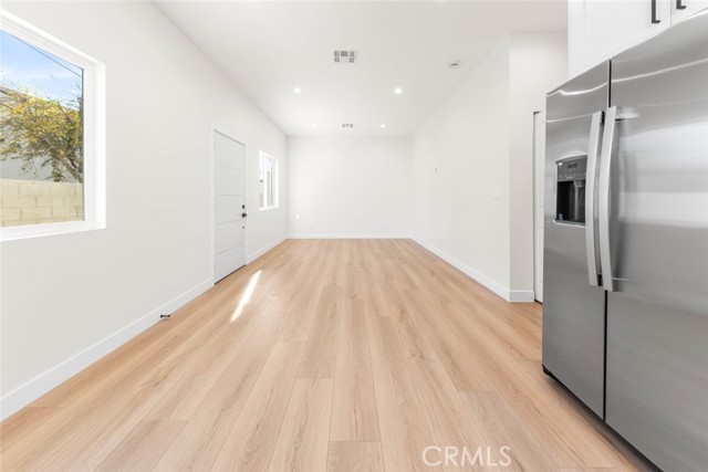 Detail Gallery Image 8 of 9 For 14729 Leadwell, Van Nuys,  CA 91405 - 2 Beds | 2/1 Baths