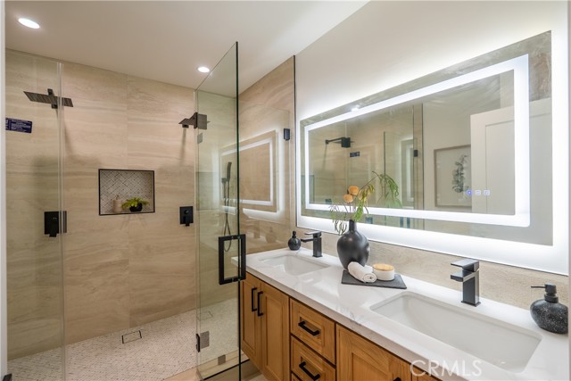 Detail Gallery Image 15 of 35 For 1719 Landis, Burbank,  CA 91504 - 6 Beds | 4 Baths
