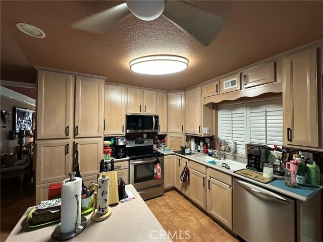 Detail Gallery Image 8 of 21 For 23509 via Chantilly, Valencia,  CA 91355 - 2 Beds | 2 Baths