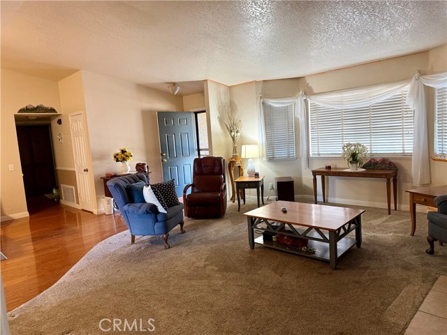 Detail Gallery Image 3 of 25 For 14372 Woodland Dr, Victorville,  CA 92395 - 3 Beds | 2 Baths