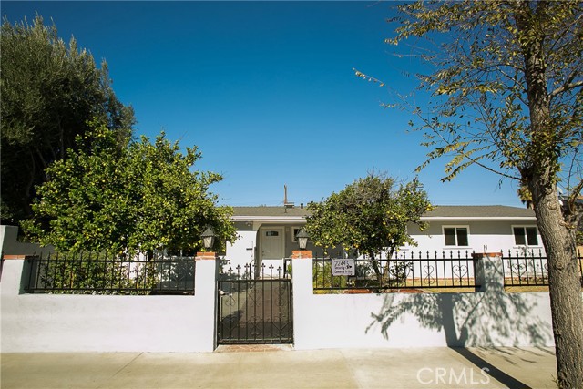 Detail Gallery Image 1 of 11 For 22445 Vanowen St, West Hills,  CA 91307 - 6 Beds | 3 Baths