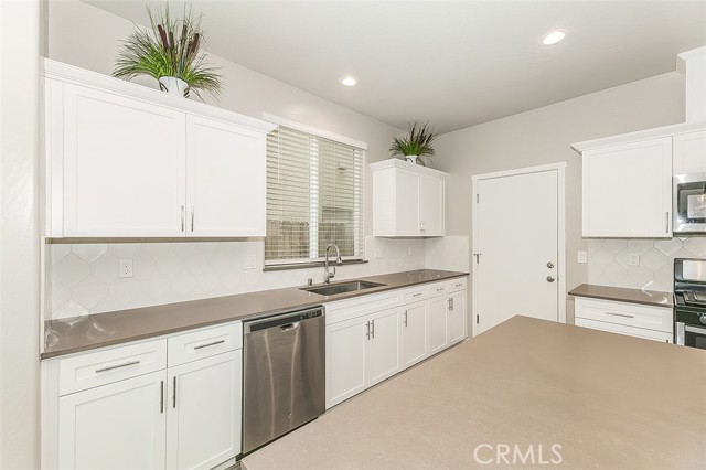 Detail Gallery Image 13 of 39 For 4085 N Sandrini, Fresno,  CA 93723 - 3 Beds | 2/1 Baths