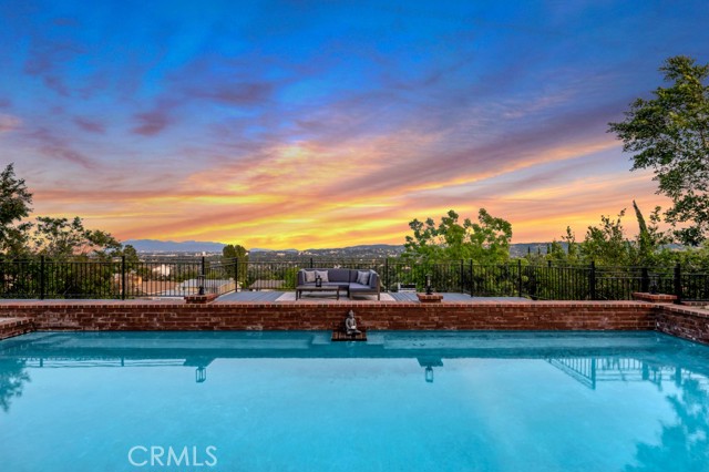 Detail Gallery Image 2 of 30 For 5952 Woodland View Dr, Woodland Hills,  CA 91367 - 5 Beds | 4 Baths