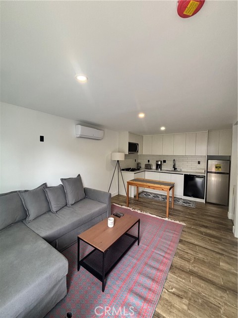 Detail Gallery Image 2 of 8 For 5500 Keokuk, Woodland Hills,  CA 91367 - 1 Beds | 1 Baths