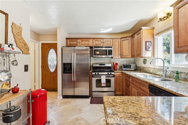 Detail Gallery Image 9 of 47 For 460 Pioneer Rd, Lake Arrowhead,  CA 92352 - 3 Beds | 1/2 Baths