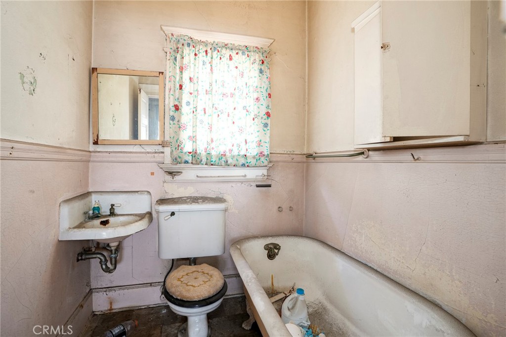 https://media.crmls.org/medias/57f07a19-3031-4c9c-abf4-7f4d598f442b.jpg?preset=X-Large