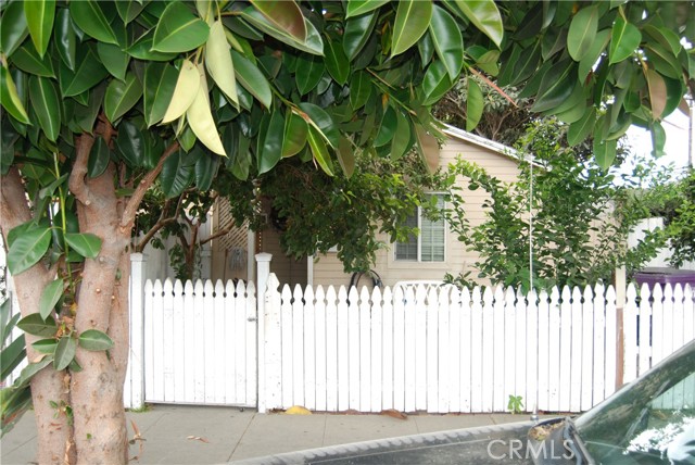 Detail Gallery Image 2 of 3 For 3606 Denver Ave, Long Beach,  CA 90810 - 2 Beds | 1 Baths