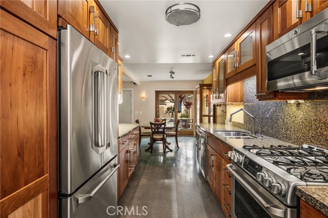 Detail Gallery Image 9 of 22 For 19081 Flagship Cir, Huntington Beach,  CA 92648 - 3 Beds | 2/1 Baths