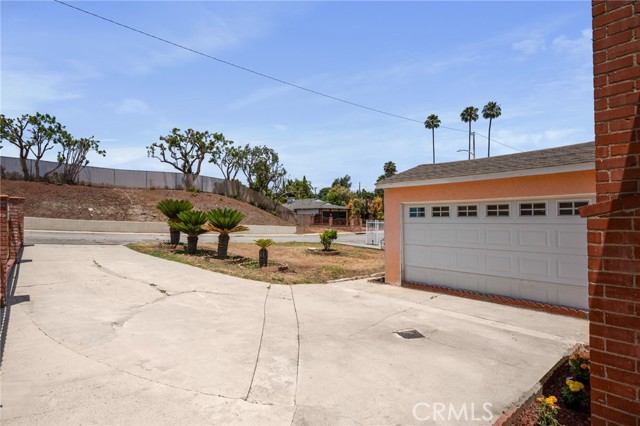 1124 W 123rd Street, Los Angeles CA: https://media.crmls.org/medias/57f98cf5-5083-4e59-8a17-ddc003fbdf96.jpg
