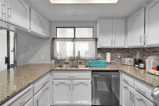 22752 Roundup Way, Apple Valley CA: https://media.crmls.org/medias/57fa8745-fafe-4523-a82c-5515e4d1cfe9.jpg