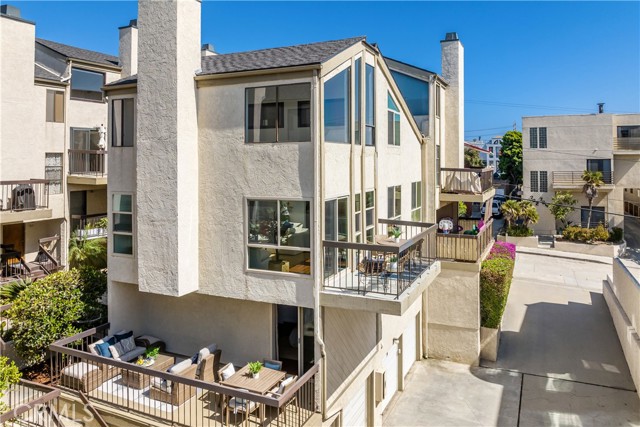 713 4th Street, Hermosa Beach, California 90254, 3 Bedrooms Bedrooms, ,3 BathroomsBathrooms,Residential,Sold,4th,SB23122818