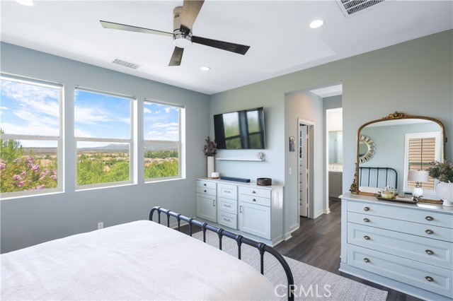 55 Fuchsia, Lake Forest CA: https://media.crmls.org/medias/57fc7016-57ff-480f-8d0b-4ab7e22f2536.jpg