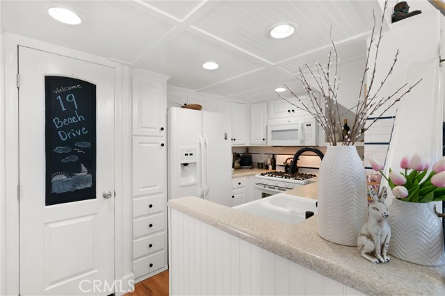 Detail Gallery Image 12 of 41 For 19 Beach Dr, Newport Beach,  CA 92663 - 2 Beds | 2 Baths