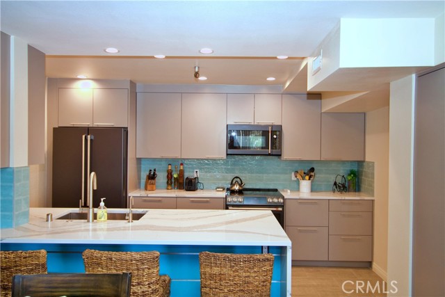 Detail Gallery Image 5 of 24 For 230 S Catalina Ave #107,  Redondo Beach,  CA 90277 - 2 Beds | 2 Baths