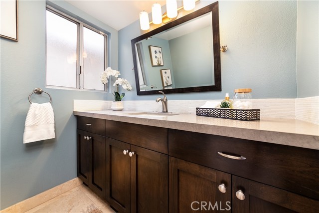 Detail Gallery Image 9 of 39 For 1025 4th St, Hermosa Beach,  CA 90254 - 3 Beds | 2/1 Baths