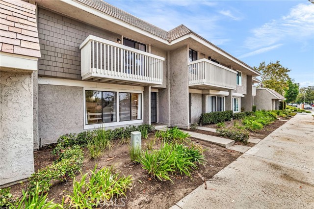 21704 Lake Vista Dr, Lake Forest CA: https://media.crmls.org/medias/5806af00-5227-4e5a-855d-c5f5fba610b1.jpg