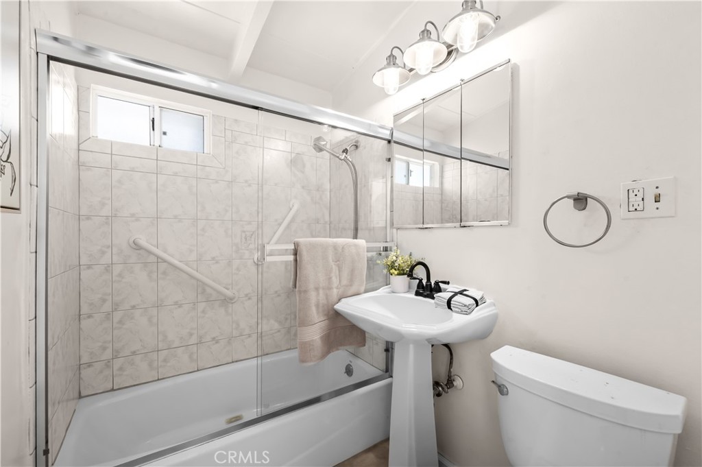 https://media.crmls.org/medias/580e351d-d00b-4898-819c-895fd72848df.jpg?preset=X-Large