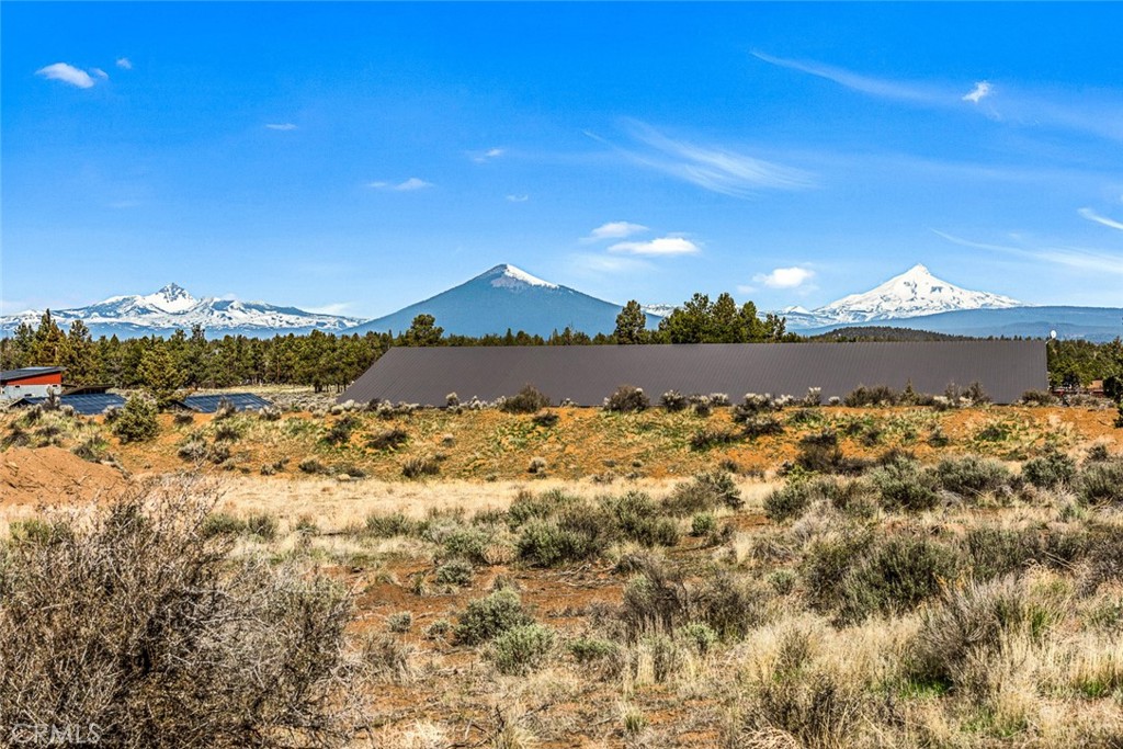 https://media.crmls.org/medias/581028d5-1bcb-4320-9a4a-929fb3191383.jpg?preset=X-Large