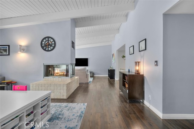 23701 Clarendon Street, Woodland Hills CA: https://media.crmls.org/medias/58103535-4c5d-4e50-a13a-98ec14f72976.jpg