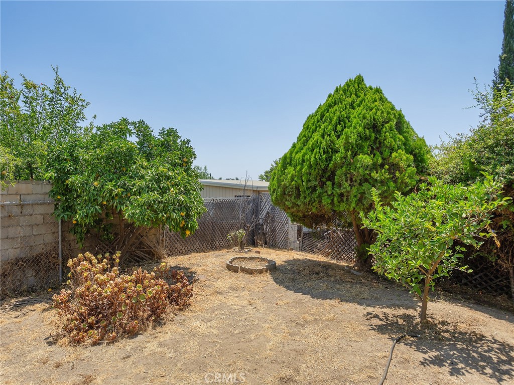 https://media.crmls.org/medias/5816ead8-888b-41dd-8a85-7d6113441d86.jpg?preset=X-Large