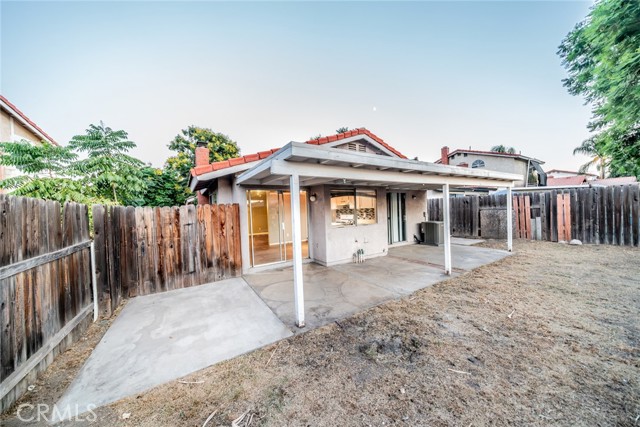 807 Santa Fe Lane, Colton CA: https://media.crmls.org/medias/5818064d-c14c-471e-aa02-c459ce2c4052.jpg