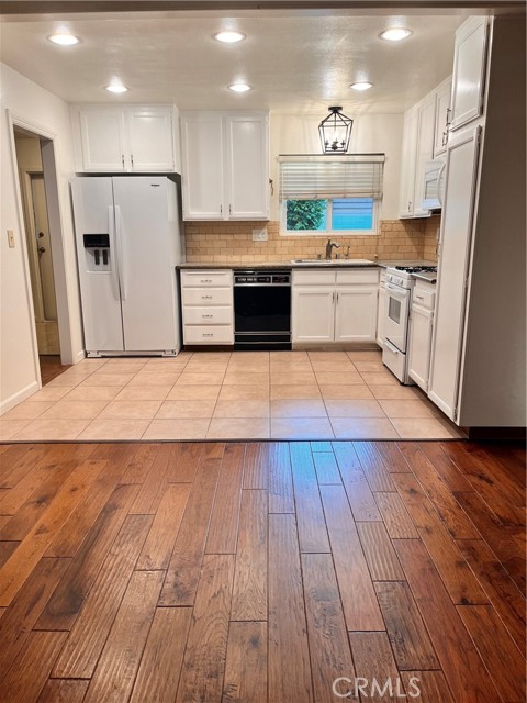 18319 Collins Street, Tarzana CA: https://media.crmls.org/medias/581e5c47-13f5-42ba-94f2-896d02cd972a.jpg