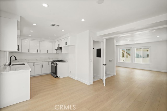 Detail Gallery Image 12 of 49 For 7010 a Lennox Ave a,  Van Nuys,  CA 91405 - 4 Beds | 2 Baths