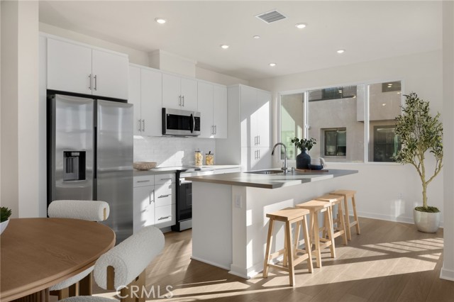 Detail Gallery Image 2 of 62 For 109 S Laxore St #306,  Anaheim,  CA 92804 - 2 Beds | 2/1 Baths